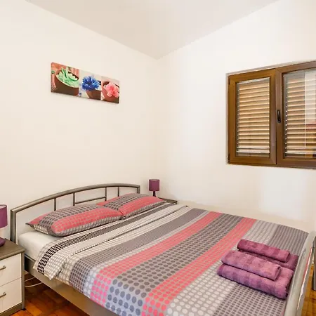 Iris & Elena Apartman