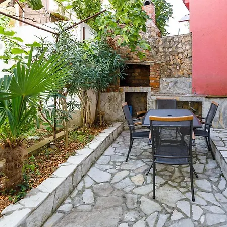 Iris & Elena Apartman