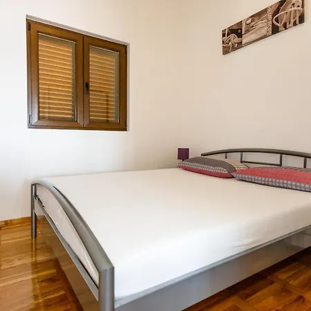 Iris & Elena Apartman *