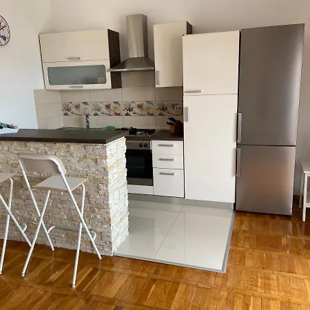 Iris & Elena Apartman Pinezići