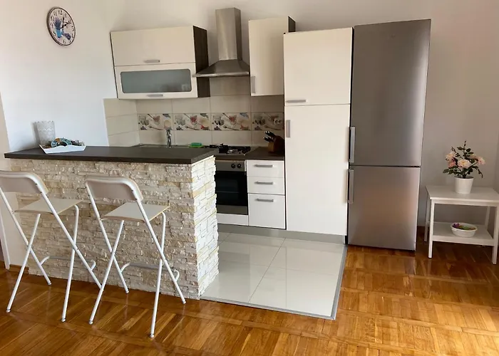 Iris & Elena Apartament Pinezići